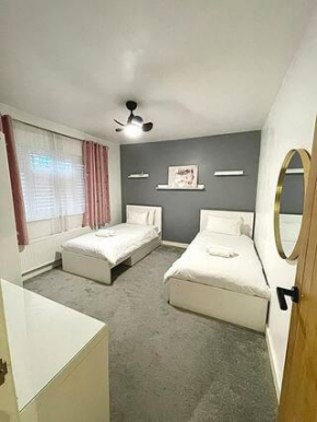 Spacious Twin Room in Cozy Home